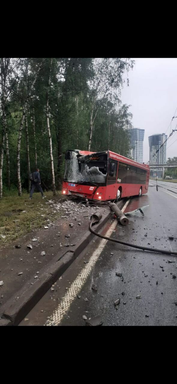 В Казани краснобус врезался в фонарный столб