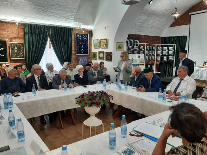 В чистопольском Исламском центре организовали книжную выставку, посвященную жизни и творчеству Гаяза Исхаки