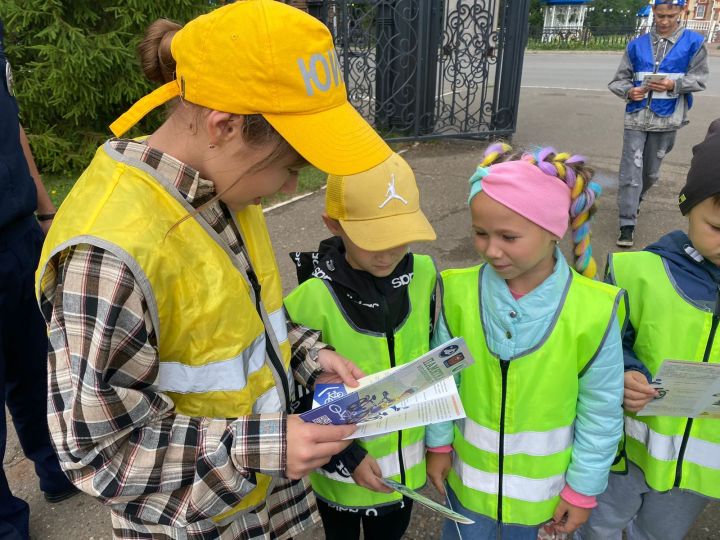 Дети напомнили чистопольцам правила езды на средствах индивидуальной мобильности и велосипедах