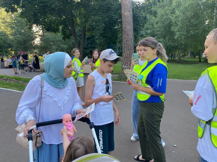 В День семьи, любви и верности юные чистопольцы изготовили «ромашки-безопасности»