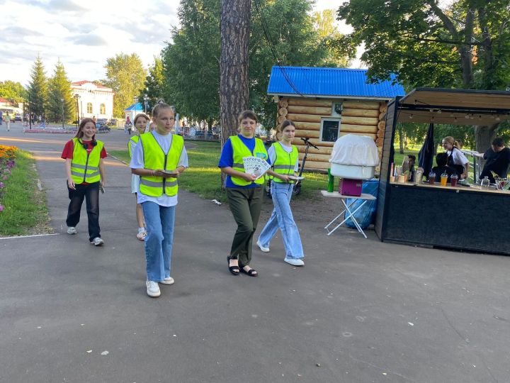 В День семьи, любви и верности юные чистопольцы изготовили «ромашки-безопасности»