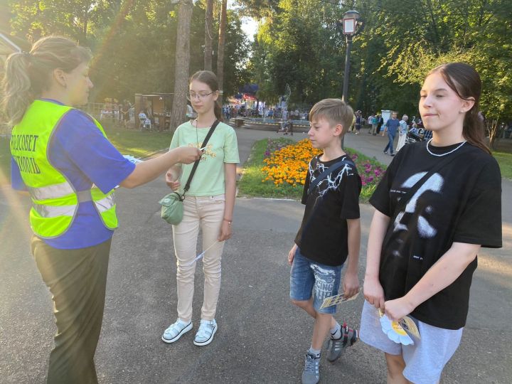 В День семьи, любви и верности юные чистопольцы изготовили «ромашки-безопасности»