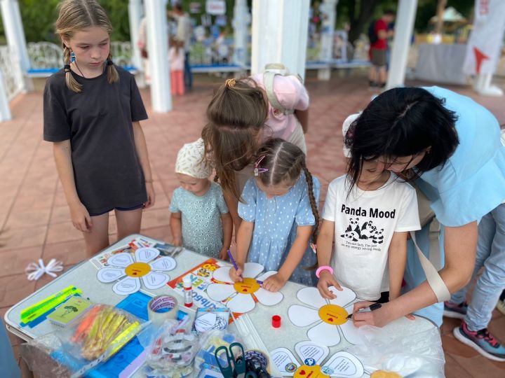 В День семьи, любви и верности юные чистопольцы изготовили «ромашки-безопасности»