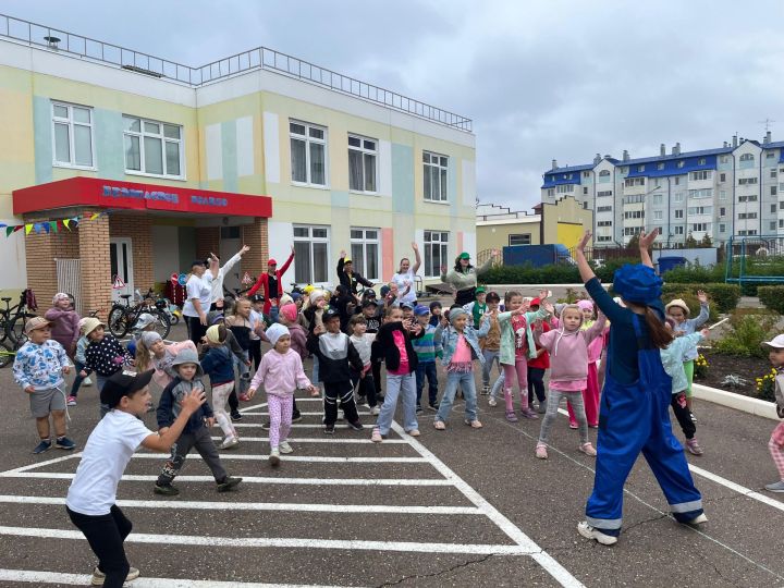 Дети вместе с родителями продемонстрировали навыки вождения велосипеда