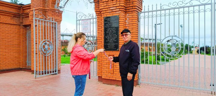 Сотрудники чистопольской спортивной школы организовали акцию, приуроченную ко Дню государственного флага