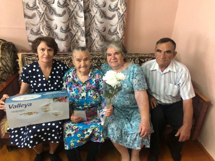 Труженица тыла из Чистополя принимала поздравления с 95-летием