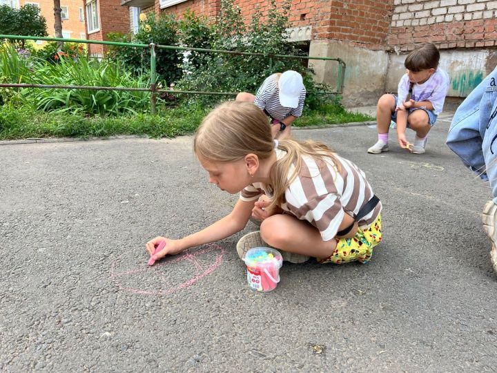 В одном из дворов в Чистополе отметили День физкультурника