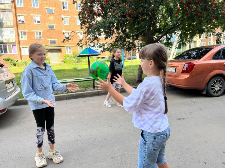 В одном из дворов в Чистополе отметили День физкультурника