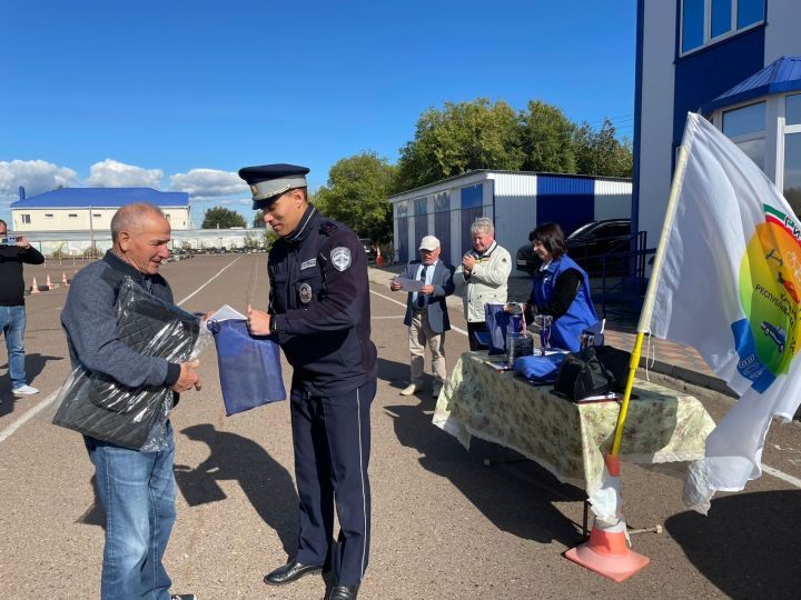 Представители старшего поколения боролись за победу в конкурсе водительского мастерства