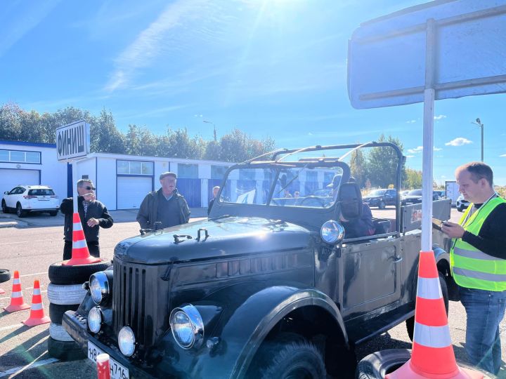 Представители старшего поколения боролись за победу в конкурсе водительского мастерства