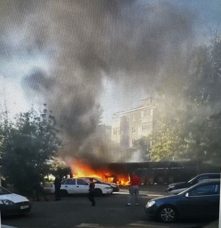 Возгорание мусорных баков в Казани привело к повреждению двух легковушек