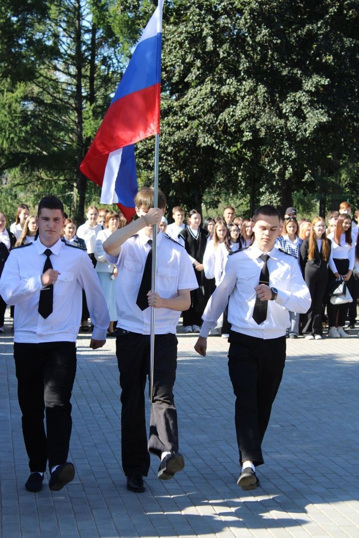 В учебных заведениях Чистополя прошли торжественные линейки, посвященные Дню знаний