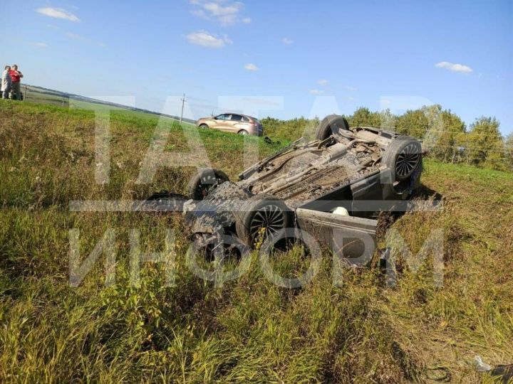 В Зеленодольском районе автомобиль вылетел в кювет и опрокинулся