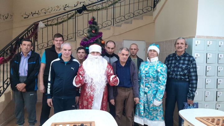 Дед Мороз и Снегурочка посетили шашечный турнир в чистопольском доме-интернате