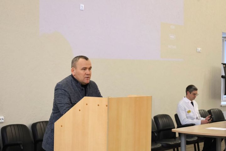 Руководитель исполкома Чистопольского района Эдуард Хасанов встретился с медицинским персоналом ЦРБ