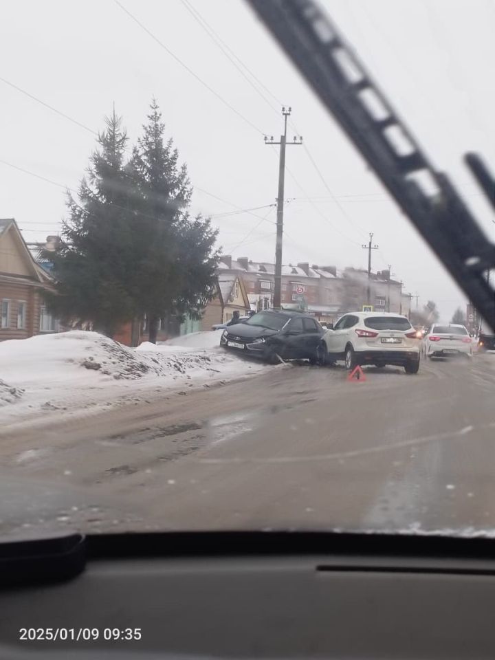 В Чистополе столкнулись Лада и Ниссан
