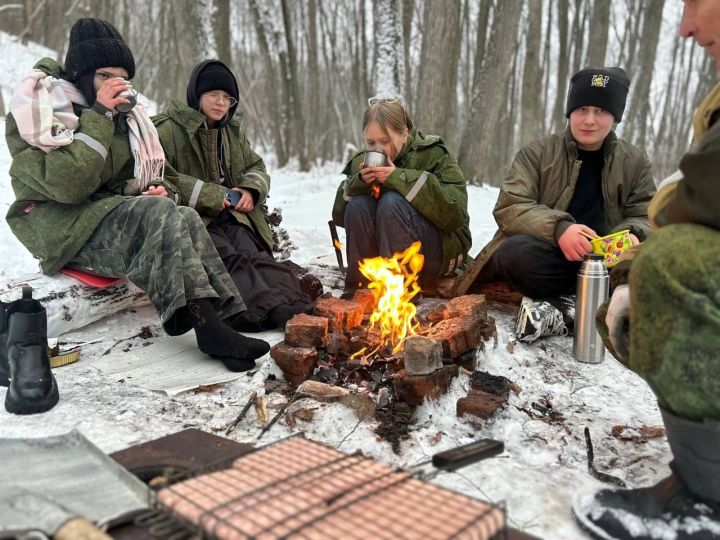 Воспитанники ВПК «Рубеж» провели учебный поход в зимний лес для сплочения коллектива
