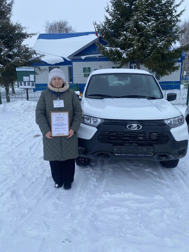 Главы двух сельских поселений Чистопольского района получили служебные автомобили Lada Niva Travel