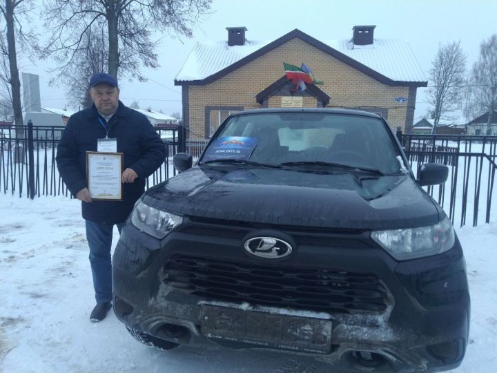 Главы двух сельских поселений Чистопольского района получили служебные автомобили Lada Niva Travel