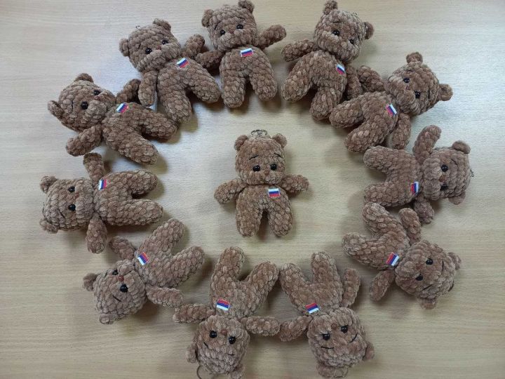 Жители чистопольского дома-интерната вяжут плюшевых мишек для участников СВО