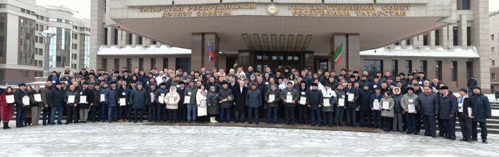 Главы двух сельских поселений Чистопольского района получили служебные автомобили Lada Niva Travel