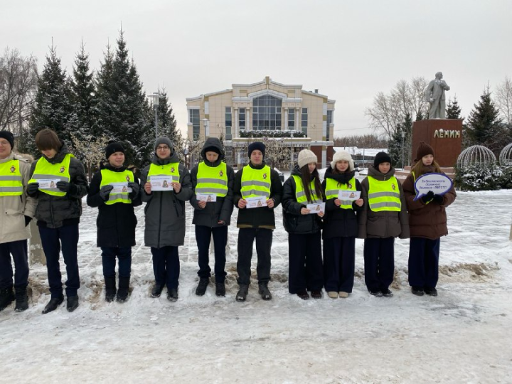 Пристегните самое дорогое: в Чистополе отряды ЮИД напомнили водителям о правилах перевозки детей