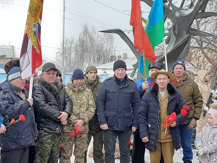 В Чистополе почтили память воинов-интернационалистов: митинг у мемориала «Летят журавли»