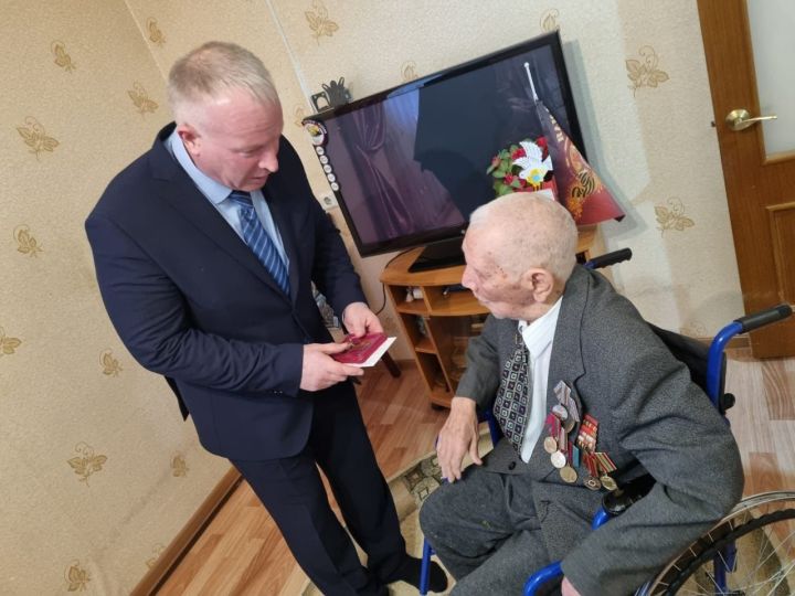 Глава Чистопольского района вручил ветеранам медали «80 лет Победы в Великой Отечественной войне»