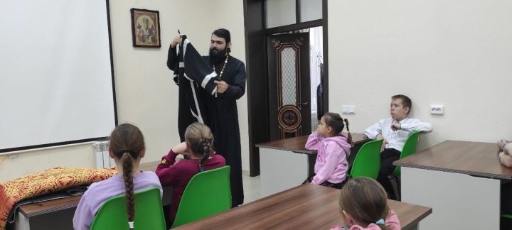 Воспитанникам воскресной школы рассказали о видах облачений священнослужителей