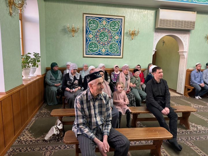 «Әнәс» мәчетендә махсус хәрби операциядә катнашучыларга һәм аларның якыннарына ифтар үткәрелде