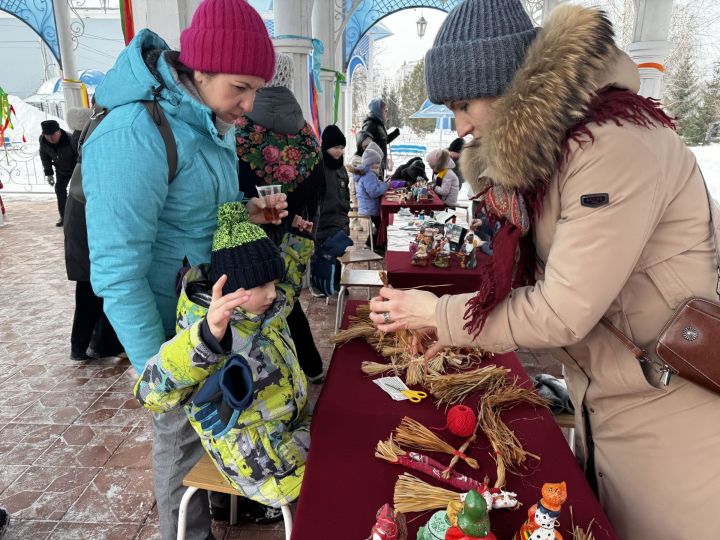 Яркое празднование Масленицы в Скарятинском саду: народные гуляния, блины и сжигание чучела