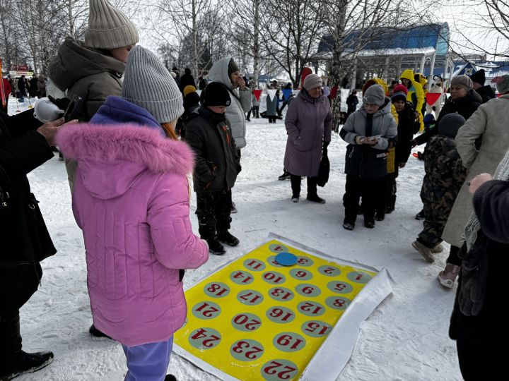 Яркое празднование Масленицы в Скарятинском саду: народные гуляния, блины и сжигание чучела