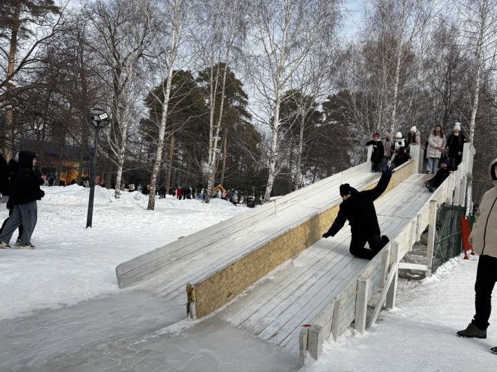 Яркое празднование Масленицы в Скарятинском саду: народные гуляния, блины и сжигание чучела