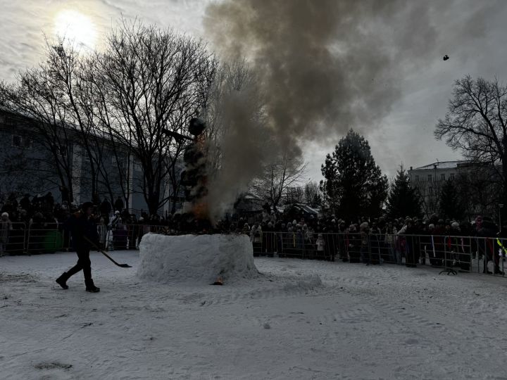 Яркое празднование Масленицы в Скарятинском саду: народные гуляния, блины и сжигание чучела