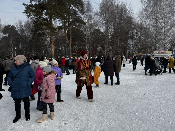 Яркое празднование Масленицы в Скарятинском саду: народные гуляния, блины и сжигание чучела