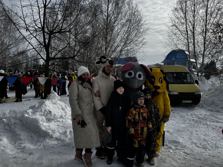 Яркое празднование Масленицы в Скарятинском саду: народные гуляния, блины и сжигание чучела