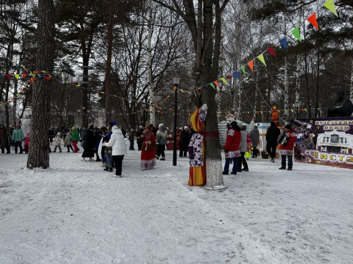 Яркое празднование Масленицы в Скарятинском саду: народные гуляния, блины и сжигание чучела