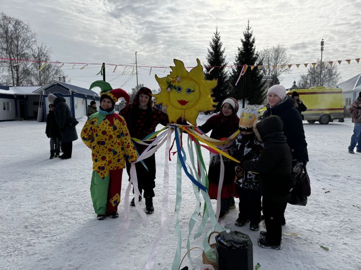 Яркое празднование Масленицы в Скарятинском саду: народные гуляния, блины и сжигание чучела