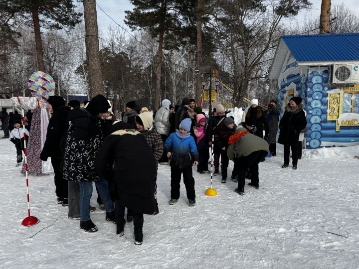 Яркое празднование Масленицы в Скарятинском саду: народные гуляния, блины и сжигание чучела