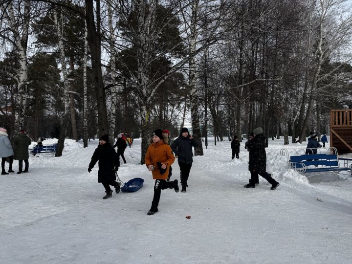 Яркое празднование Масленицы в Скарятинском саду: народные гуляния, блины и сжигание чучела