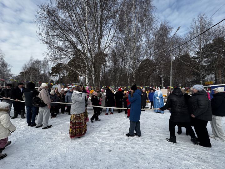 Яркое празднование Масленицы в Скарятинском саду: народные гуляния, блины и сжигание чучела