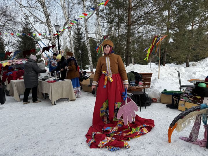 Яркое празднование Масленицы в Скарятинском саду: народные гуляния, блины и сжигание чучела