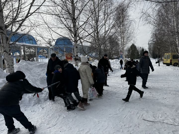 Яркое празднование Масленицы в Скарятинском саду: народные гуляния, блины и сжигание чучела