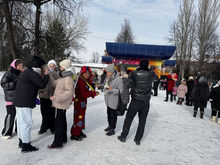 Яркое празднование Масленицы в Скарятинском саду: народные гуляния, блины и сжигание чучела