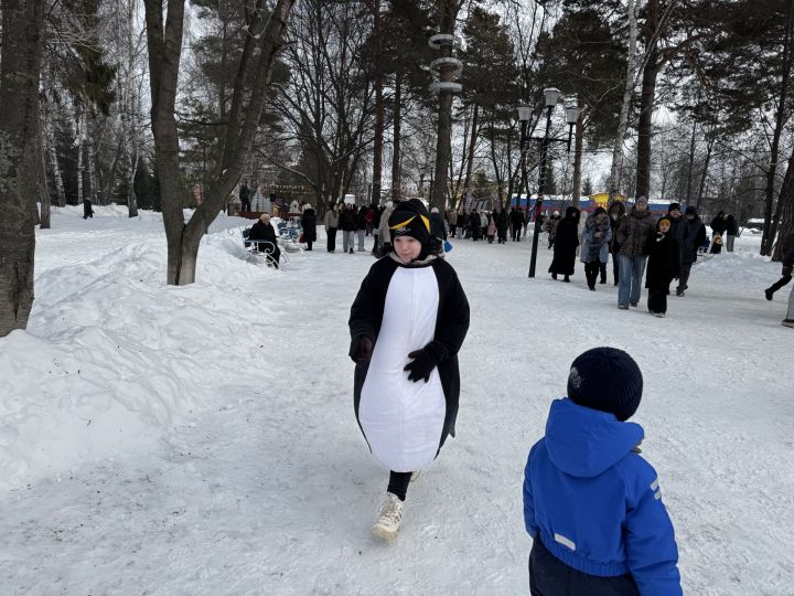 Яркое празднование Масленицы в Скарятинском саду: народные гуляния, блины и сжигание чучела