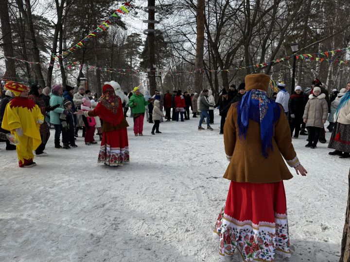Яркое празднование Масленицы в Скарятинском саду: народные гуляния, блины и сжигание чучела