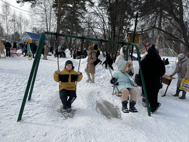 Яркое празднование Масленицы в Скарятинском саду: народные гуляния, блины и сжигание чучела