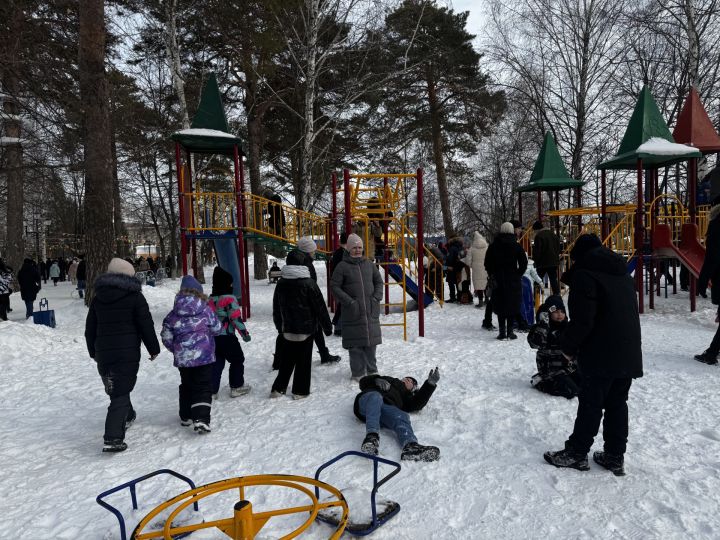 Яркое празднование Масленицы в Скарятинском саду: народные гуляния, блины и сжигание чучела