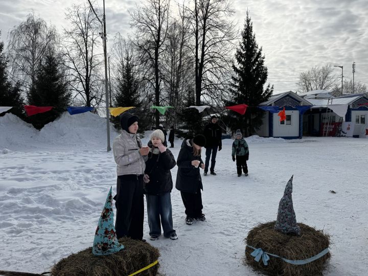 Яркое празднование Масленицы в Скарятинском саду: народные гуляния, блины и сжигание чучела