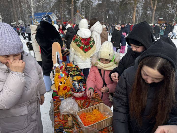 Яркое празднование Масленицы в Скарятинском саду: народные гуляния, блины и сжигание чучела